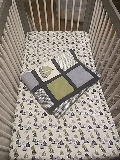 Nautica Kids Sailboat Crib Bedding Fitted Crib Sheet Reversible Quilt EUC