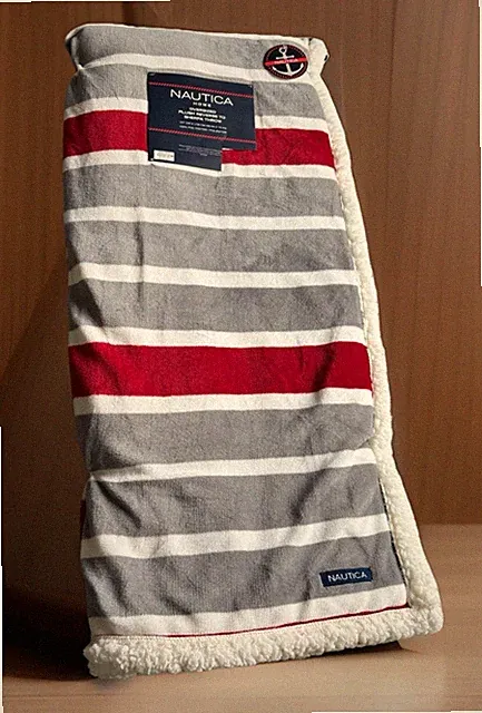 NWT Nautica Plush Reverse To Sherpa Oversized Throw Blanket 50” x 70” Cozy Gift